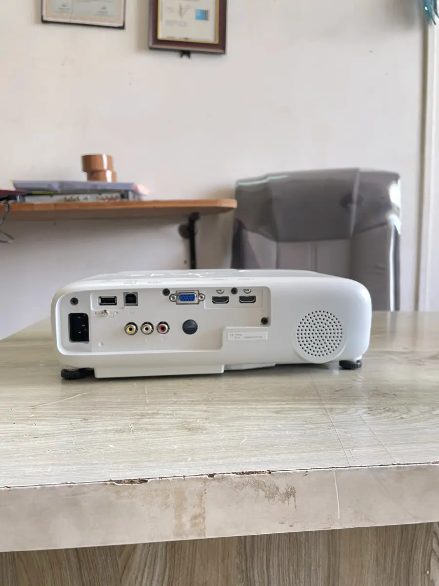 Epson projector with built-in speaker 2