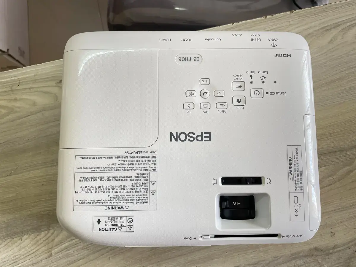 Epson projector with built-in speaker 3