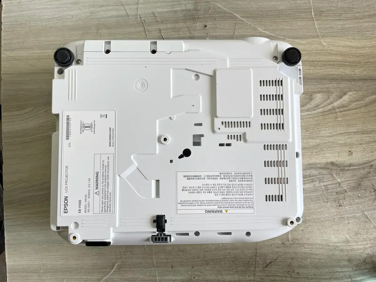Epson projector with built-in speaker 4